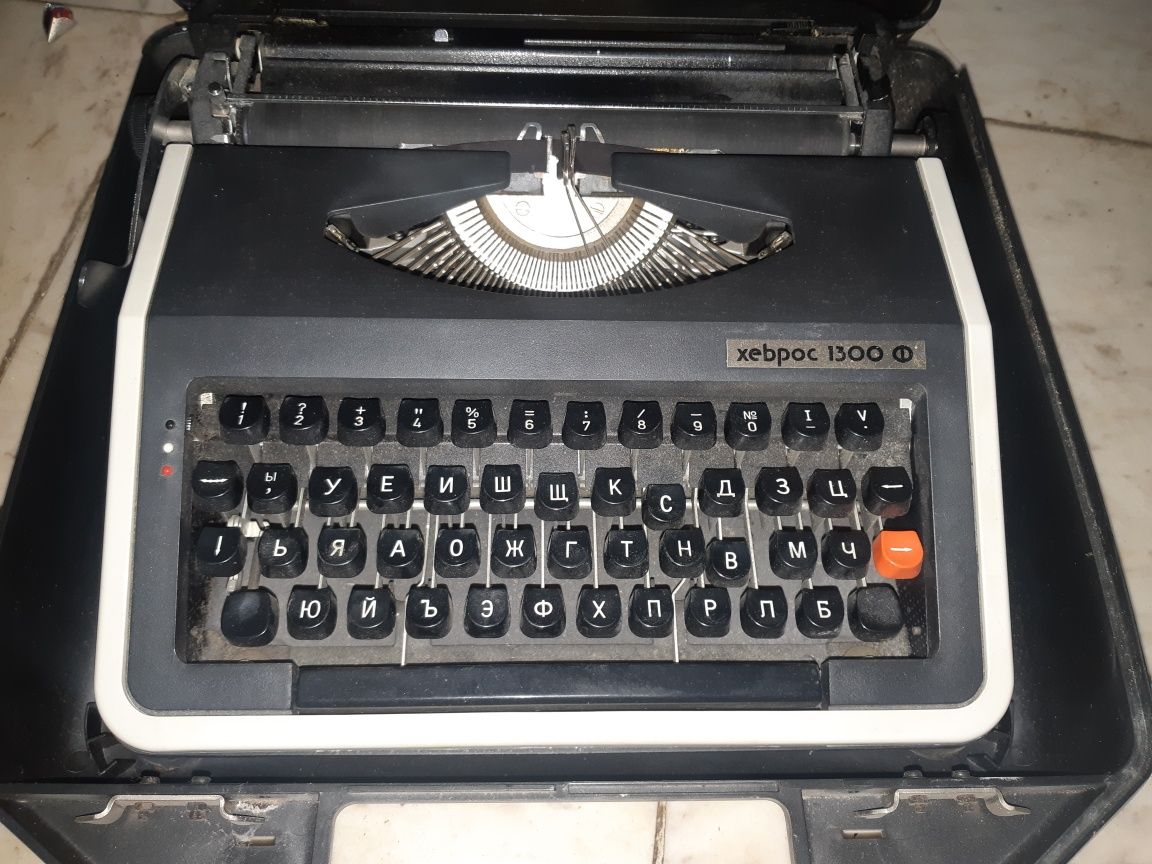 Продавам пишеща машина Хеброс 1300 F,