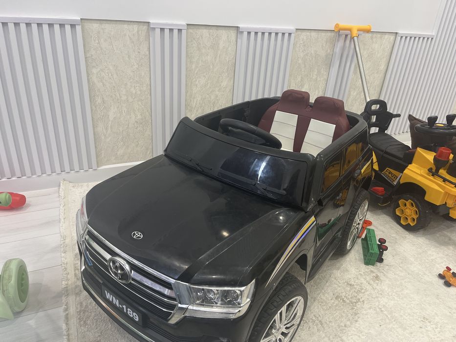 Электро машинка с пультом