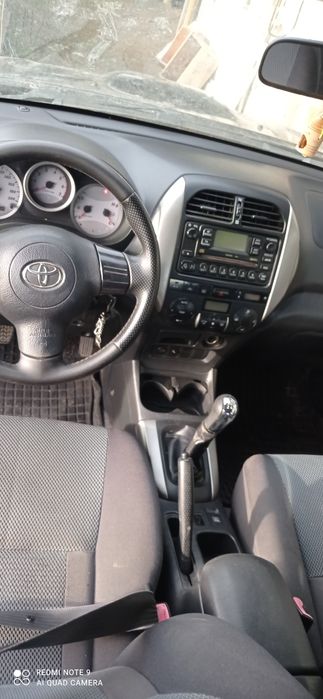 Продавам Тойота Рав 4