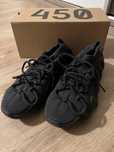 Yeezy 450 Utility Black 8.5 US purtati de 2 ori