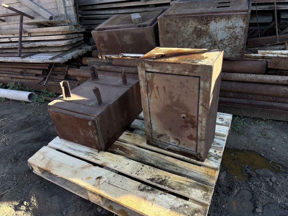 Продам железные ящики, 3 штуки