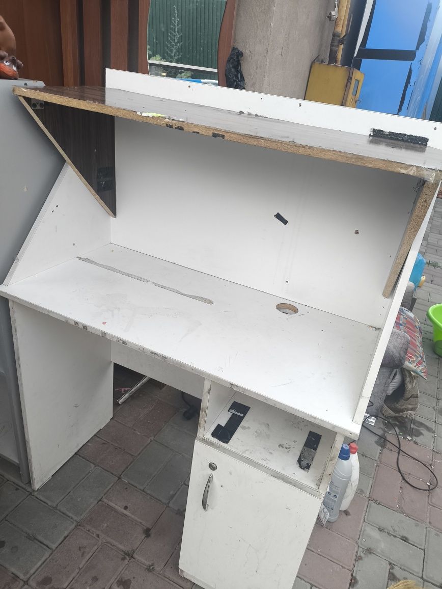 Продам  шкафы стеллаж,витрина, 3 шт,