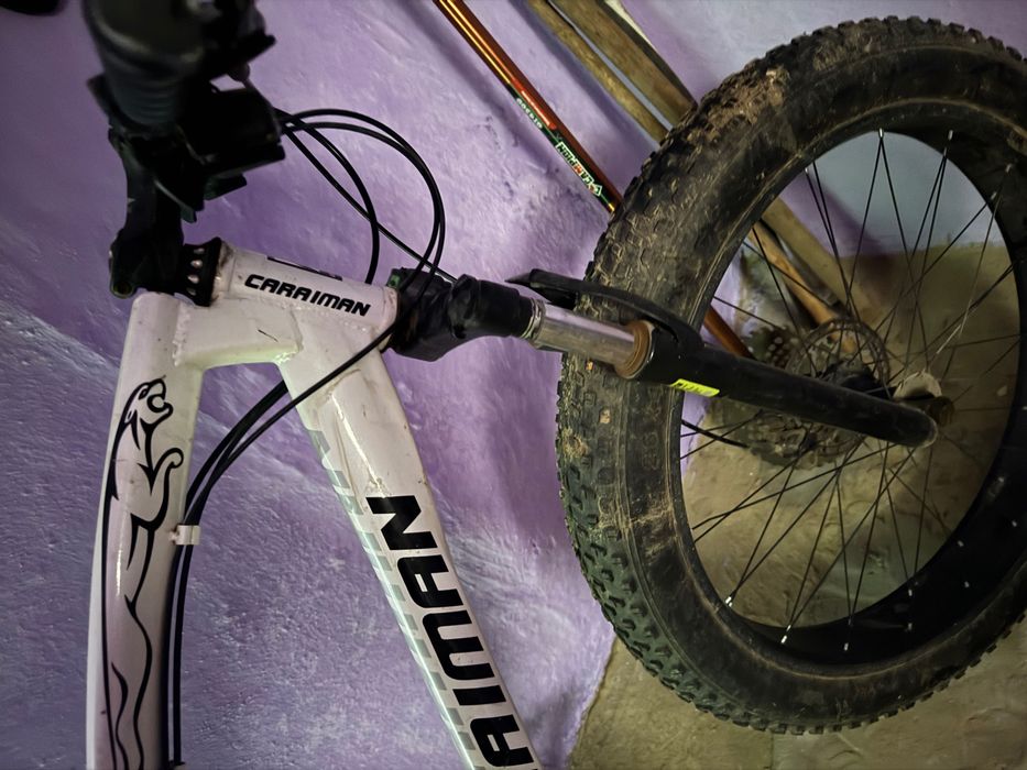 Vând bicicletă foarte puțin rulată