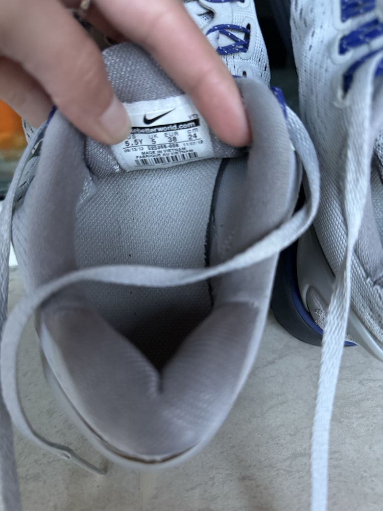 Маратонки Nike.