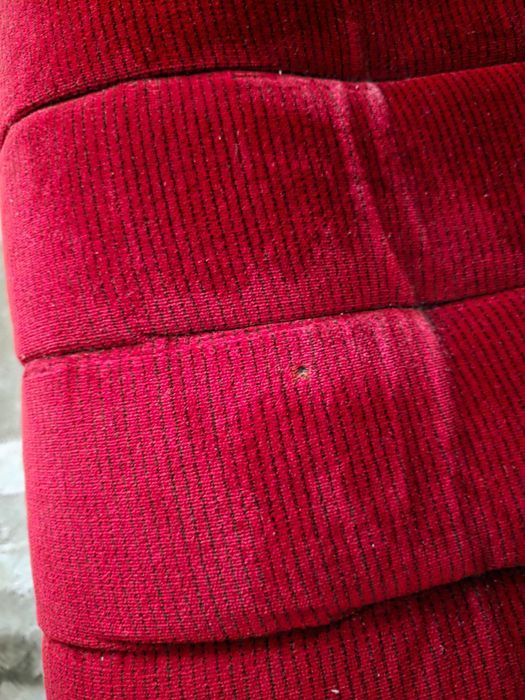 Диван триместен - запазен, здрав и удобен