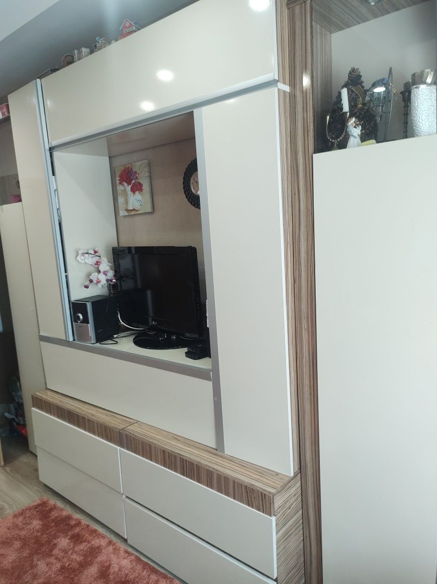 Продавам гардероб и секция