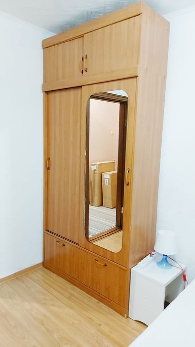 Продам шкаф с зеркалом