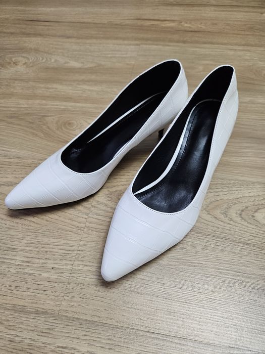 Бели обувки затворени