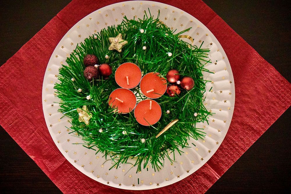 Golden Candle Wreath – Decorațiune handmade de Crăciun