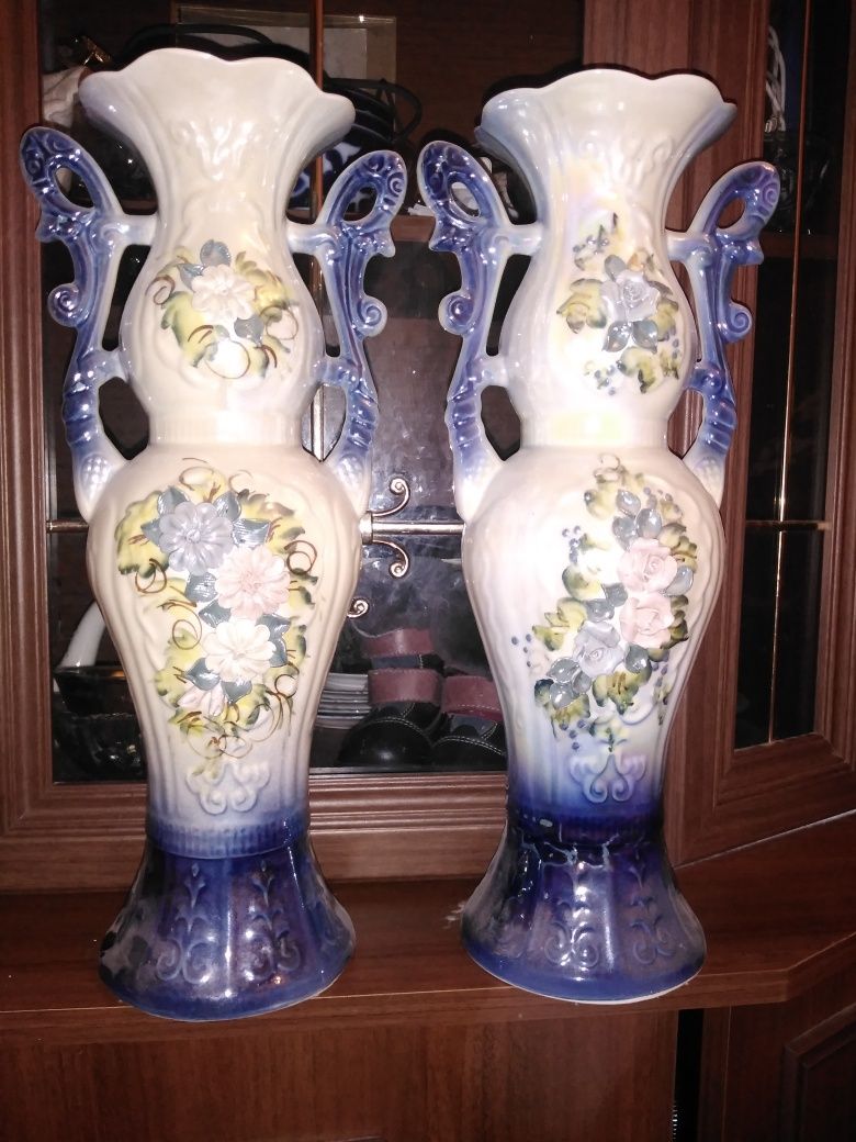 Продаю 2 красивые высокие вазы