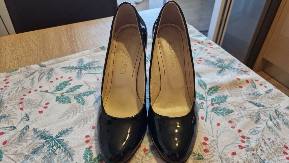 Pantofi lăcuiți din piele