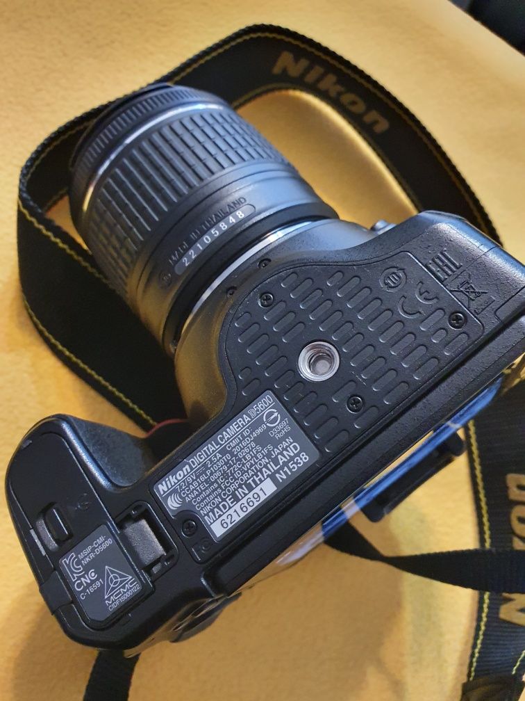 Nikon D5600 cu obiectiv 18-55 și accesorii, stare f buna 25877 cadre