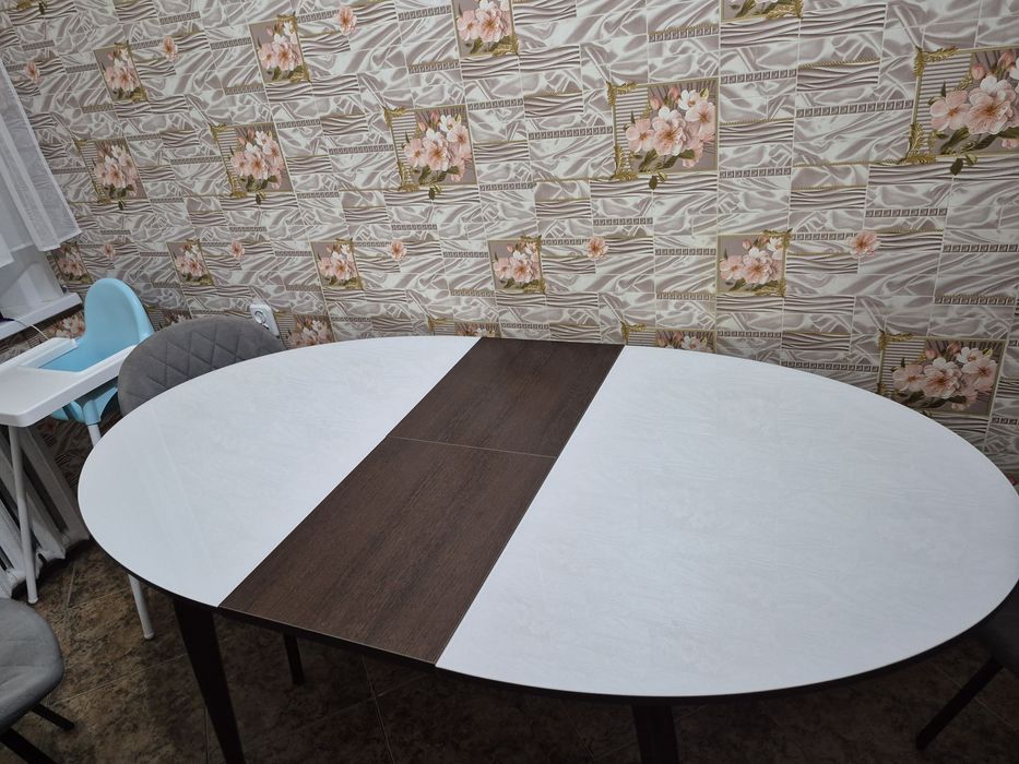 Стол кухонный овальный