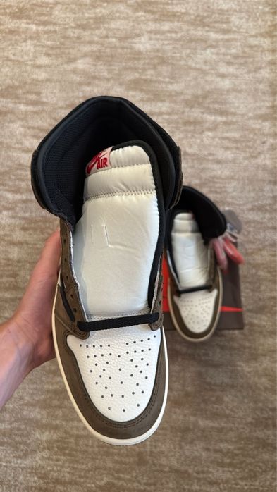 Jordan 1 Travis Scott
