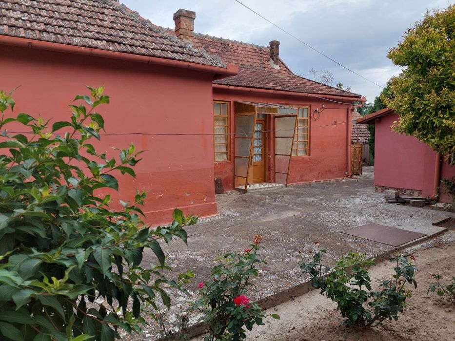 Casă mare + casă mică în curte