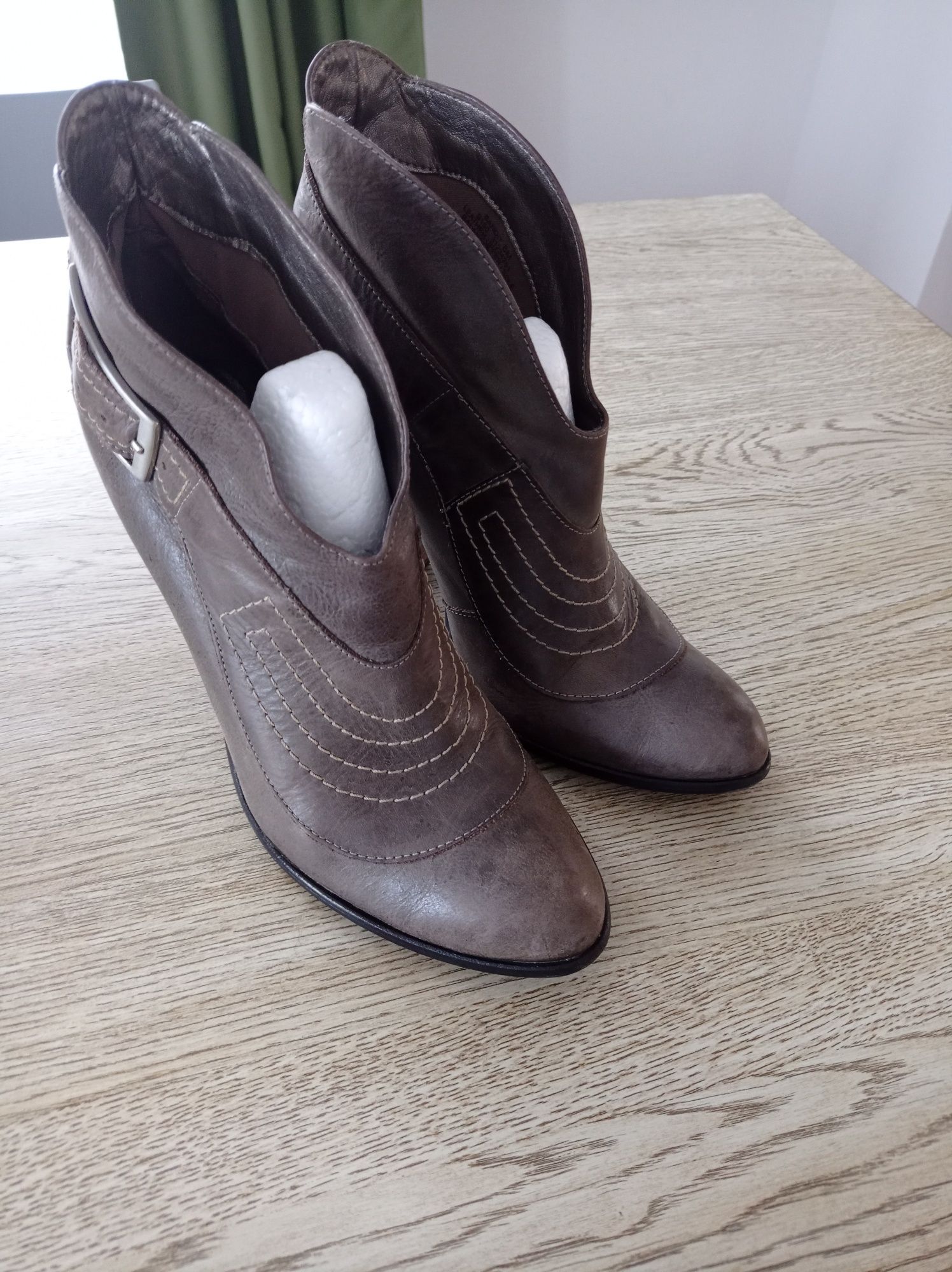 Botine tip ciocate din piele naturala.