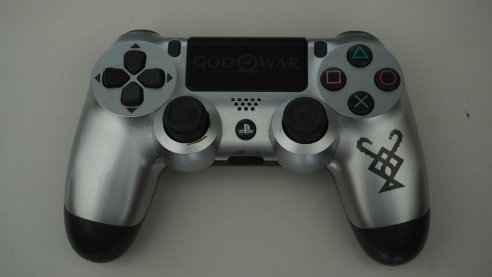 Playstation 4 Pro 1TB God Of War Edition с два джойстика