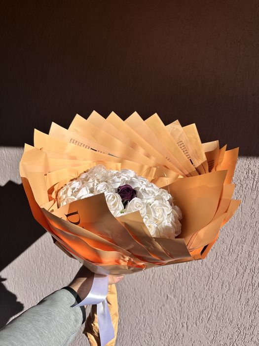 Buchet handmade din flori de hârtie – elegant, alb cu accent mov