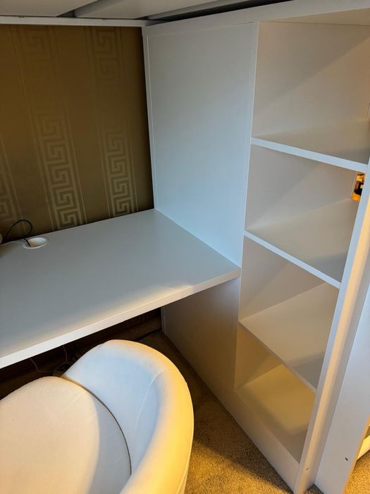 Високо легло с бюро