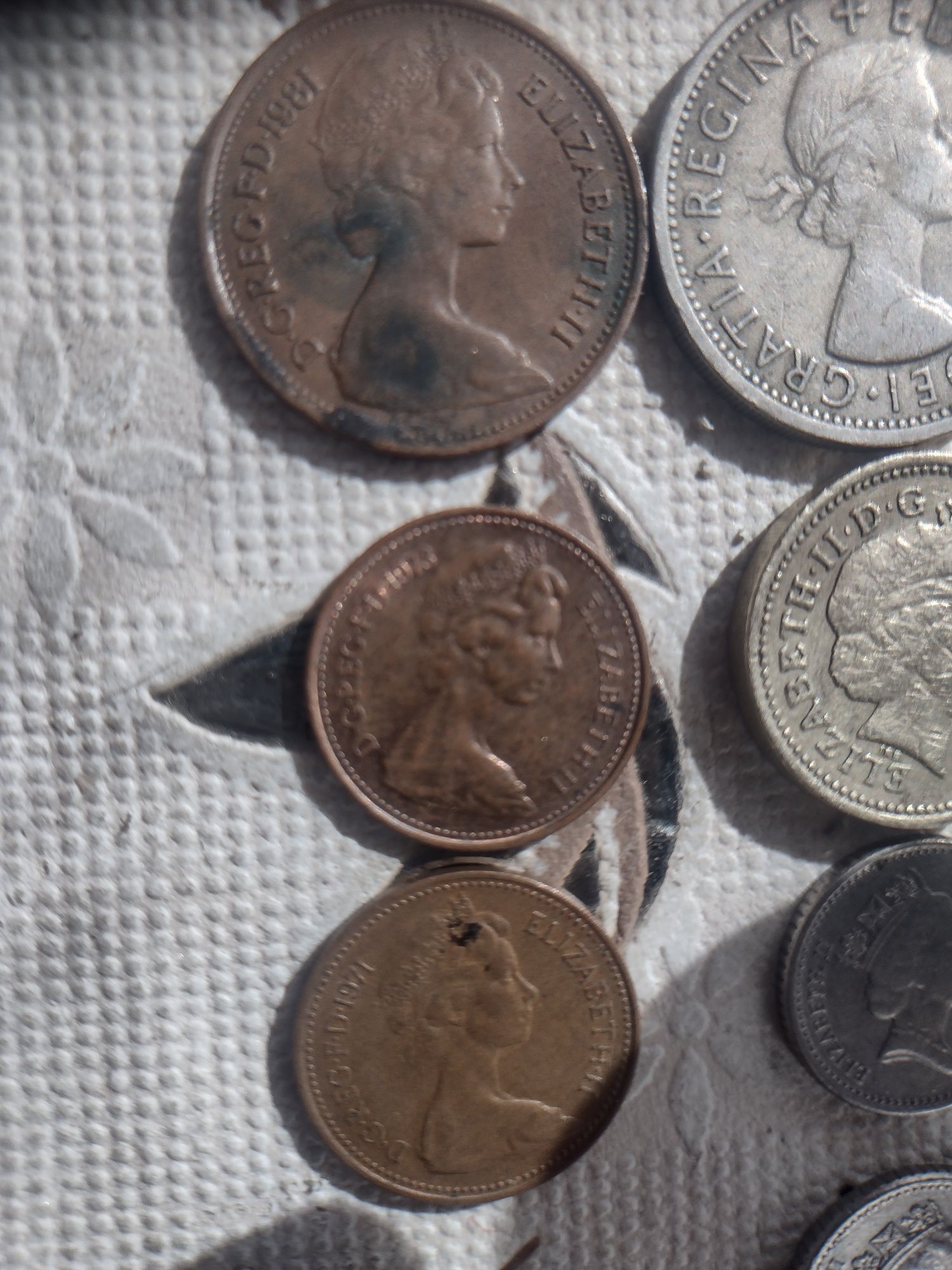 Vând monezi cu Regina Elisabeta a 2-a, pentru colecționari