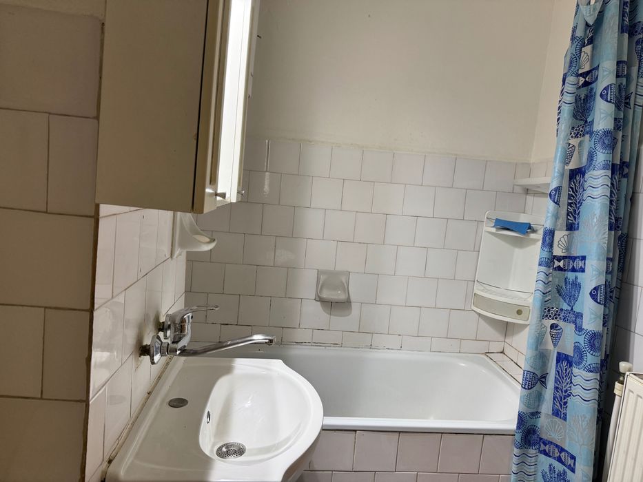 Închiriez ap. 2 camere decomandat Piața Centrală