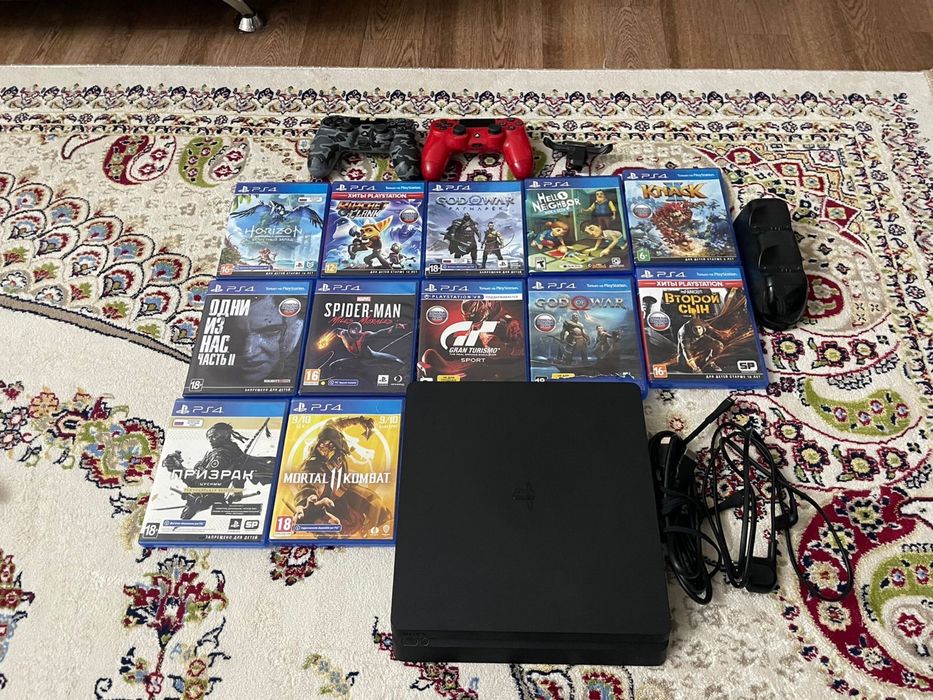 PS4  slim ,имеется 12 игры оригенали2джойстика, докстанция и лепестки