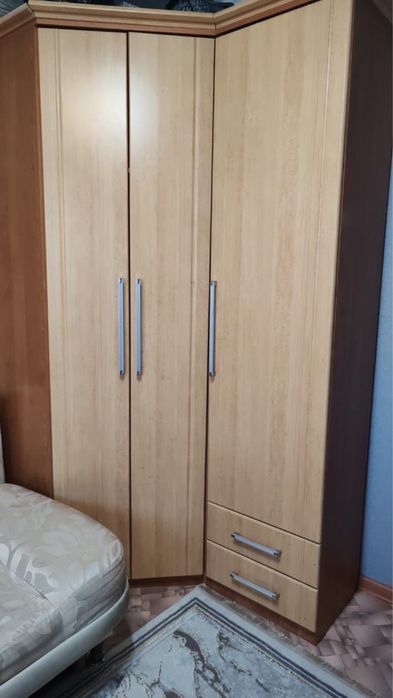 Продам угловой шкаф