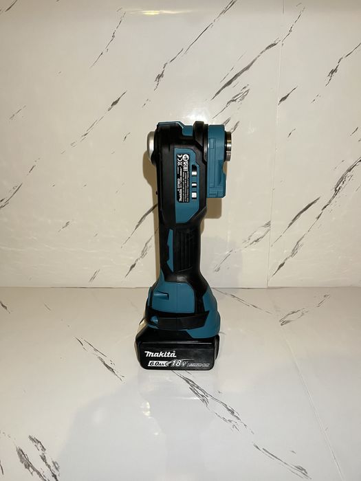 Multifunctional Makita DTM52 Multicutter
