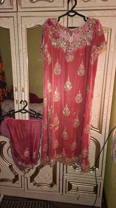 Ayollar kiyimi sotiladi