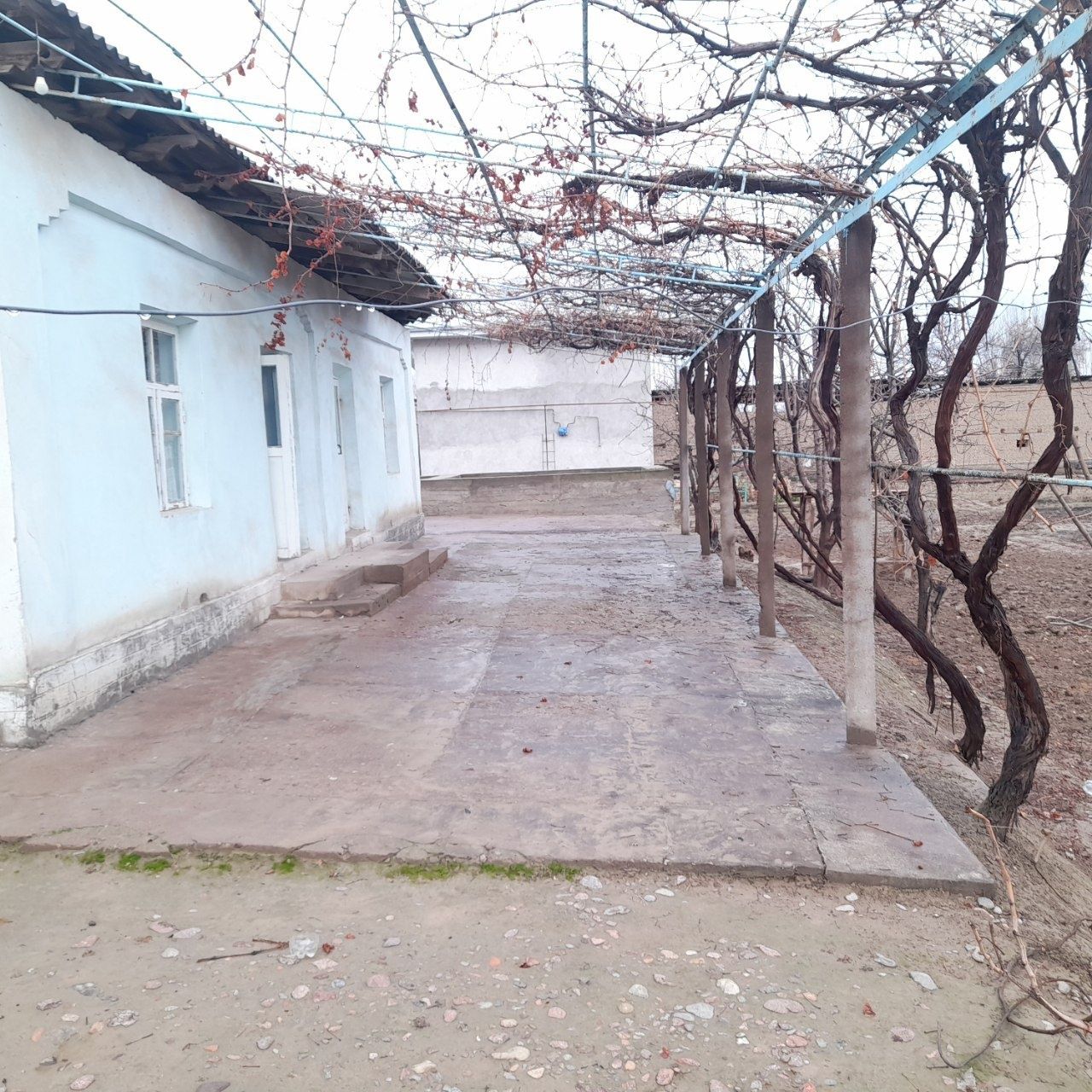 Hovli sotiladi. Holati zor