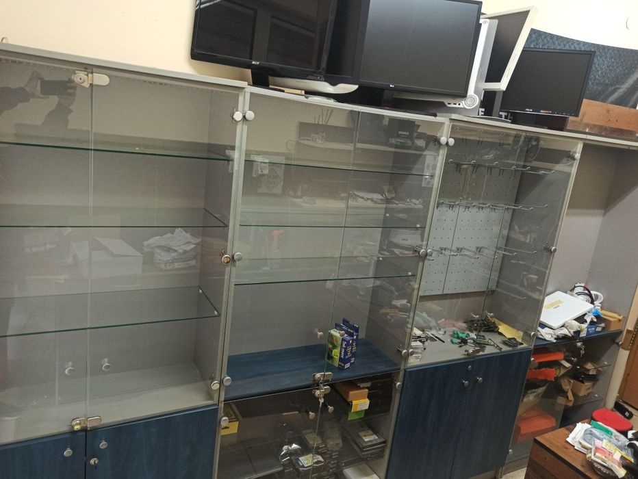 Продавам стъклени витрини