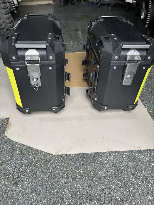 2бр странични куфари за мотор 2х28L със стойки за монтаж
