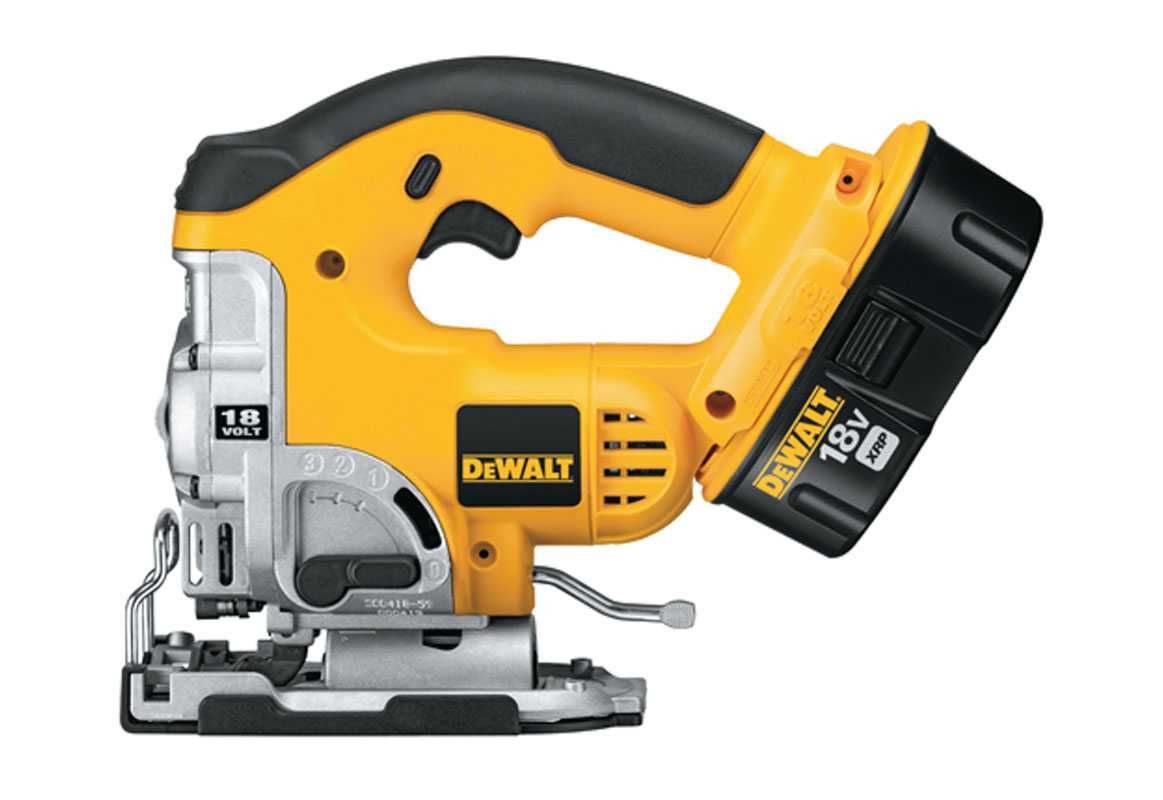 Акумулаторен прободен трион / зеге DeWalt DC330 с две батерии.