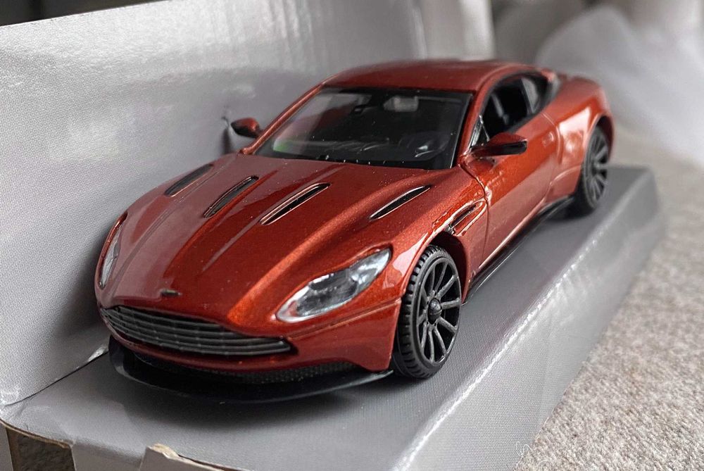 Macheta Aston Martin Db11 1 43 - noua la cutie - metal