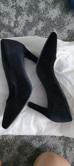 Vand pantofi negri catifea, purtați o singura data