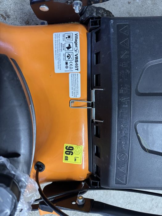 Masina de tuns iarba pe benzina