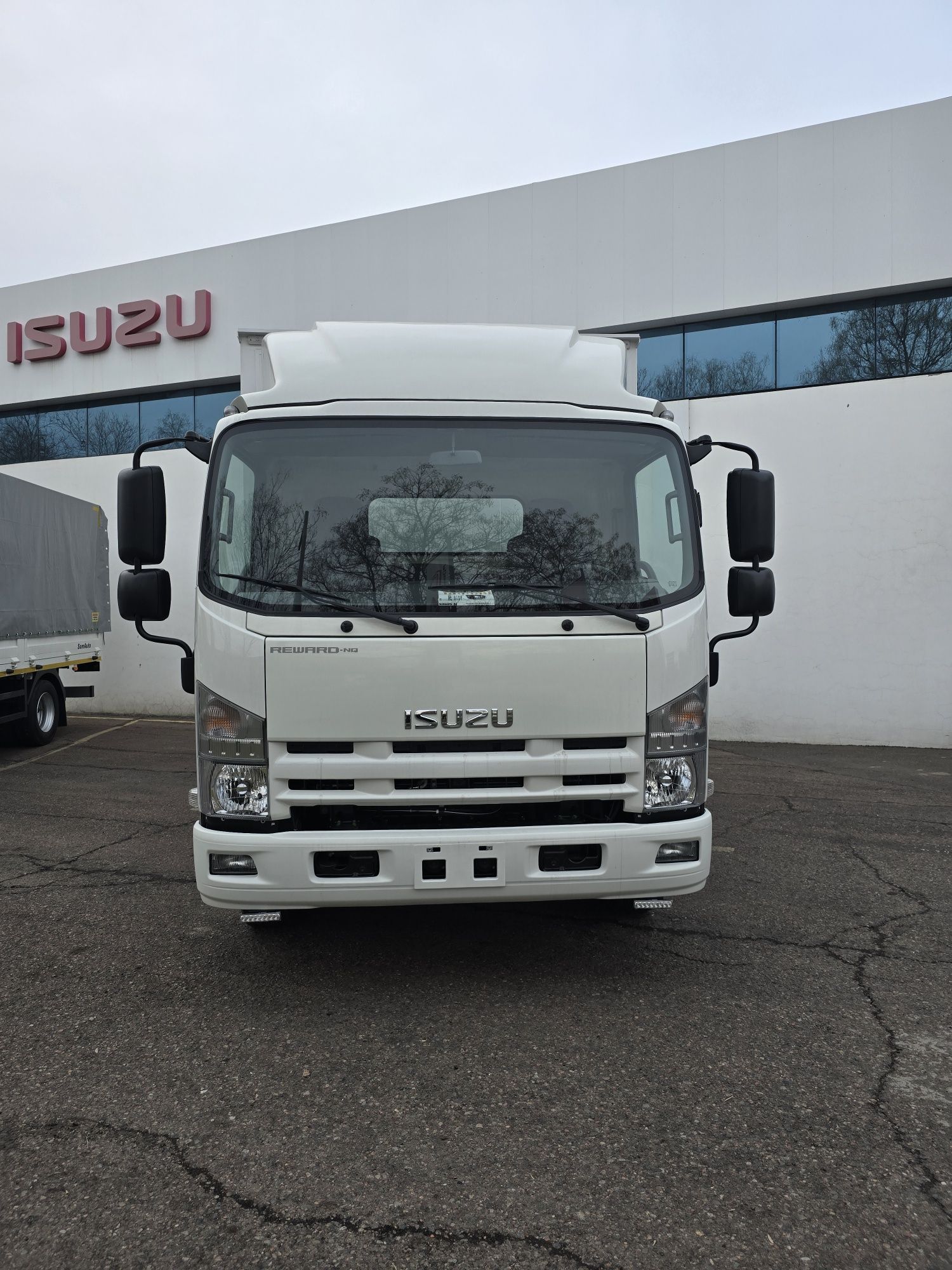 Фургон Isuzu бортовой кузов Grand Motors