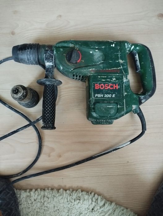 Bormașină cu percuție Bosch cu două mandrine