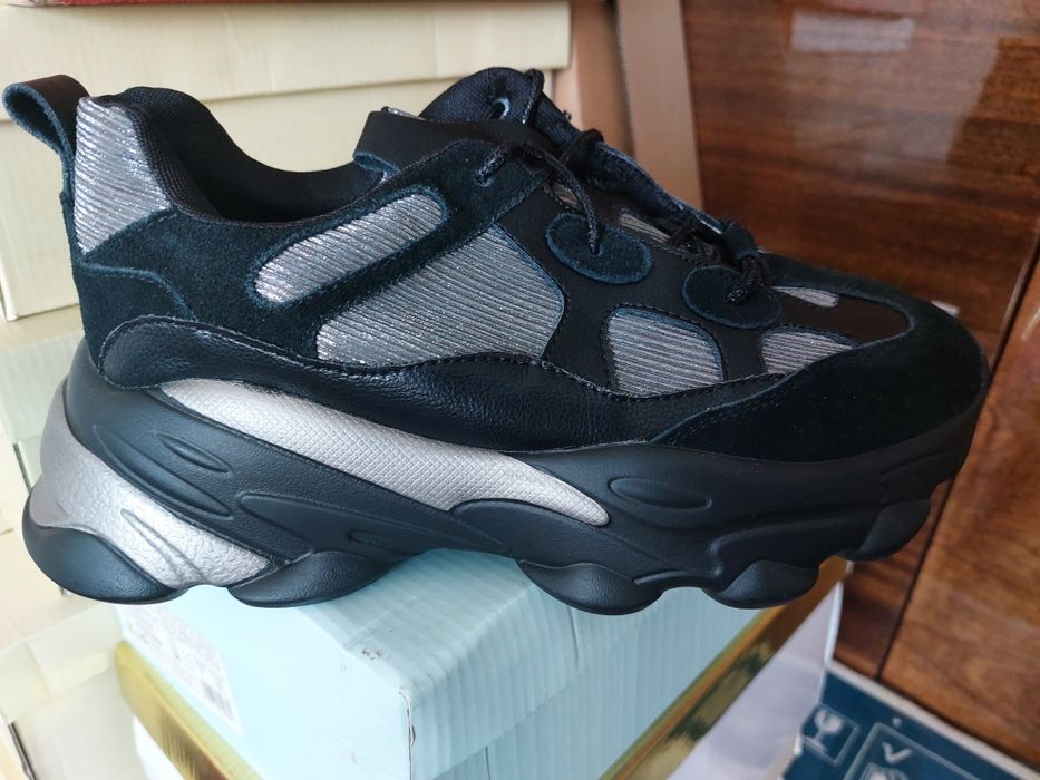 Кроссовки женские