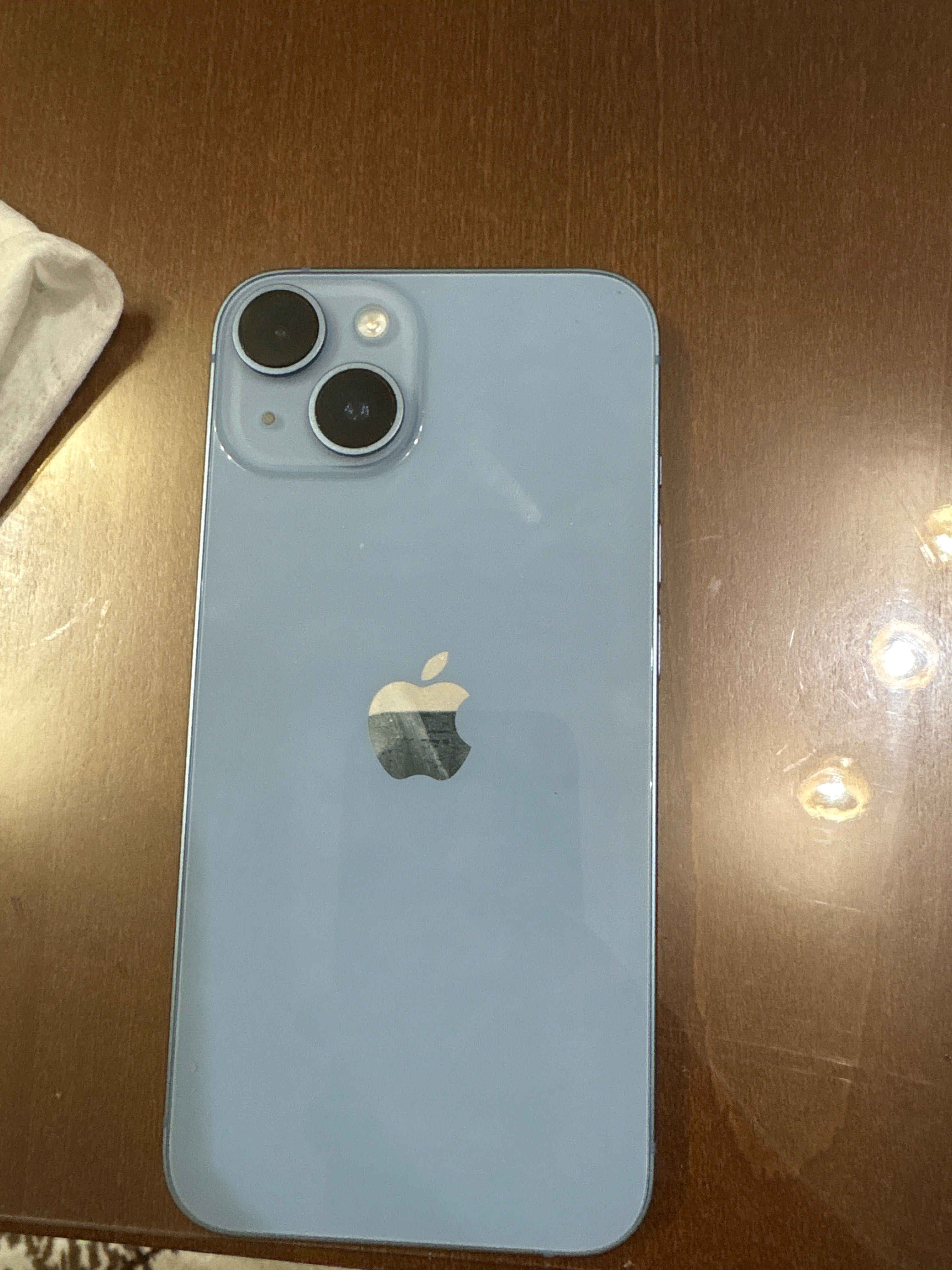 В перфектно състояние iPhone 14 128gb, 6gb ram.