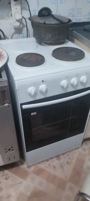 Электрическая плита Дарина, духовка работает