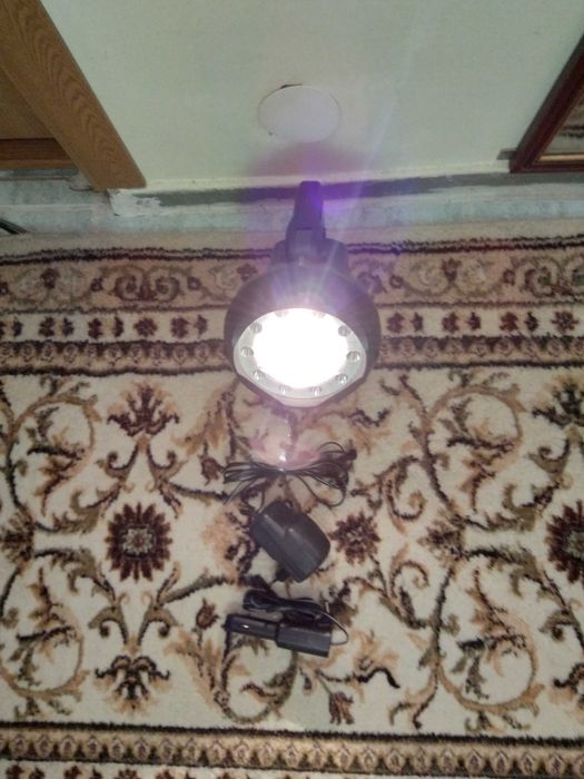 Lanternă-proiector cu acumulator