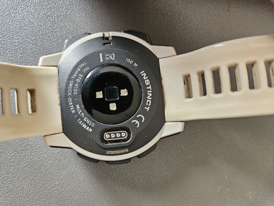 Часовник Garmin instinct