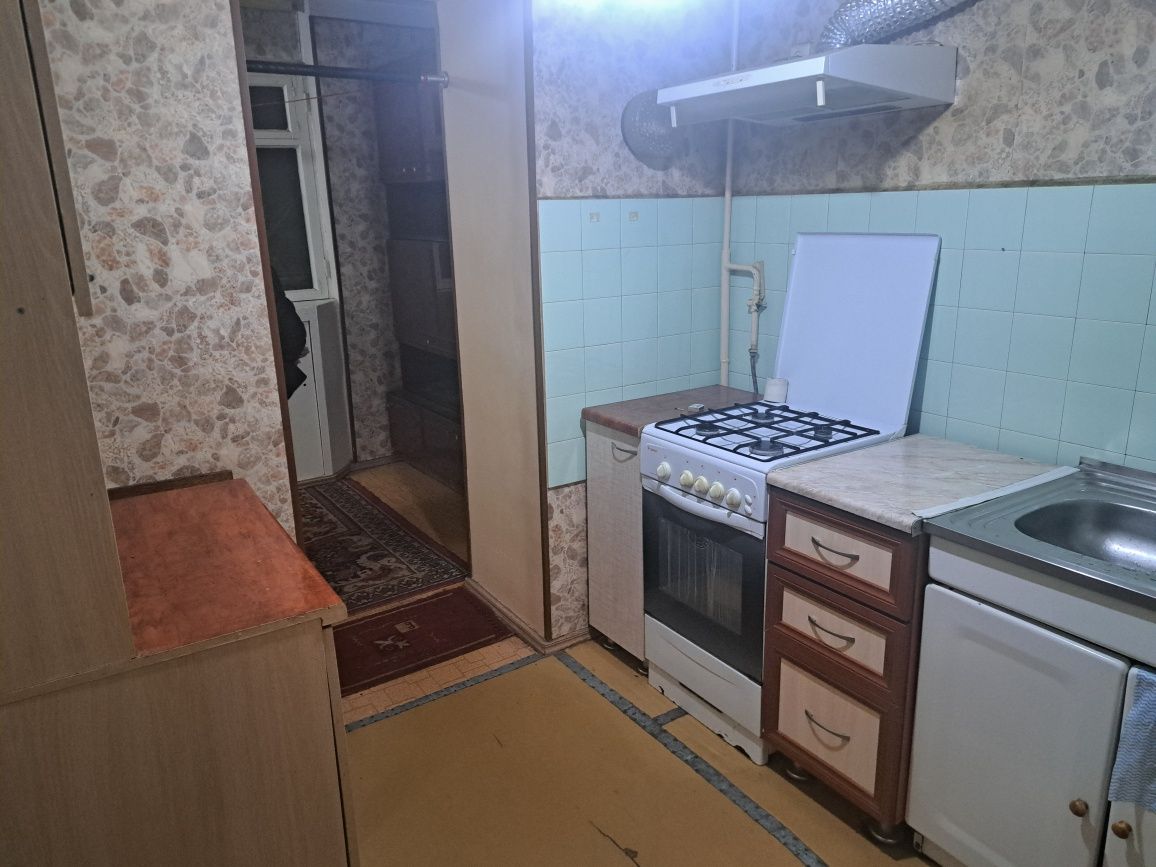 Продаётся квартира возле метро М.Горький. 4/2/5.