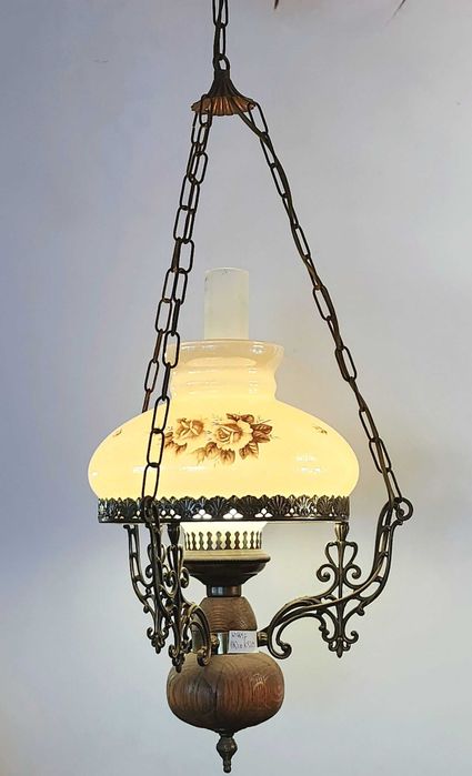 Винтидж висяща лампа с цветен абажур и метална орнаментика