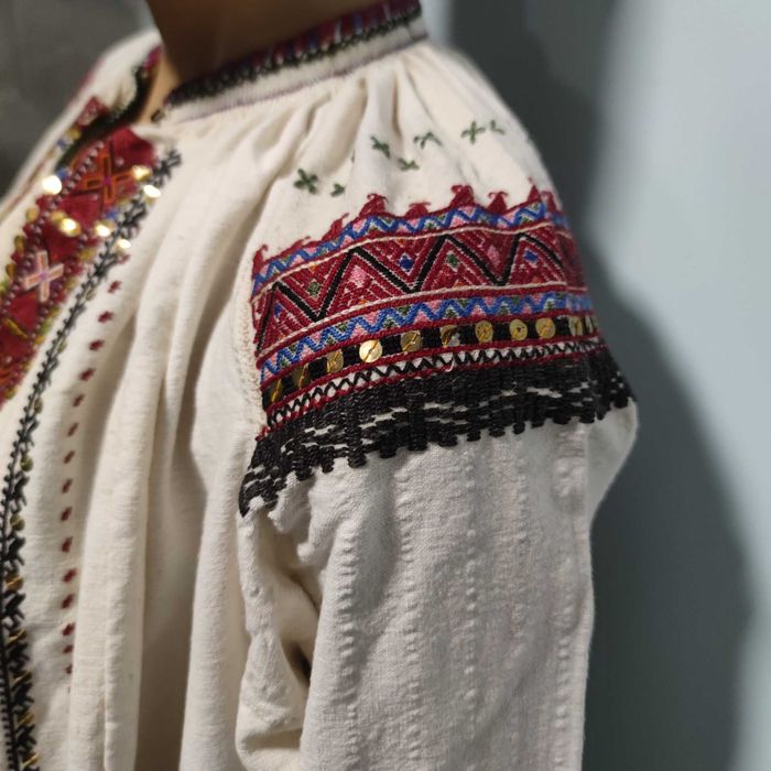 Продавам дамска риза за хърцойска носия