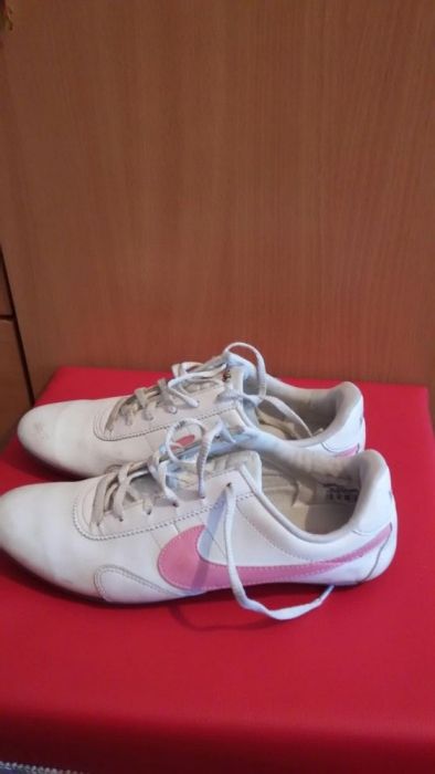 Продаю кроссовки,натуральная кожа, Nike фирменные. Размер 37