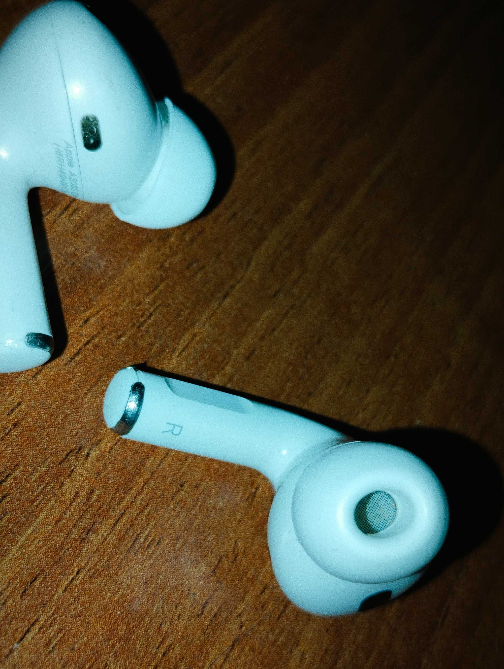 AirPods Pro пользуюсь 3 месяца