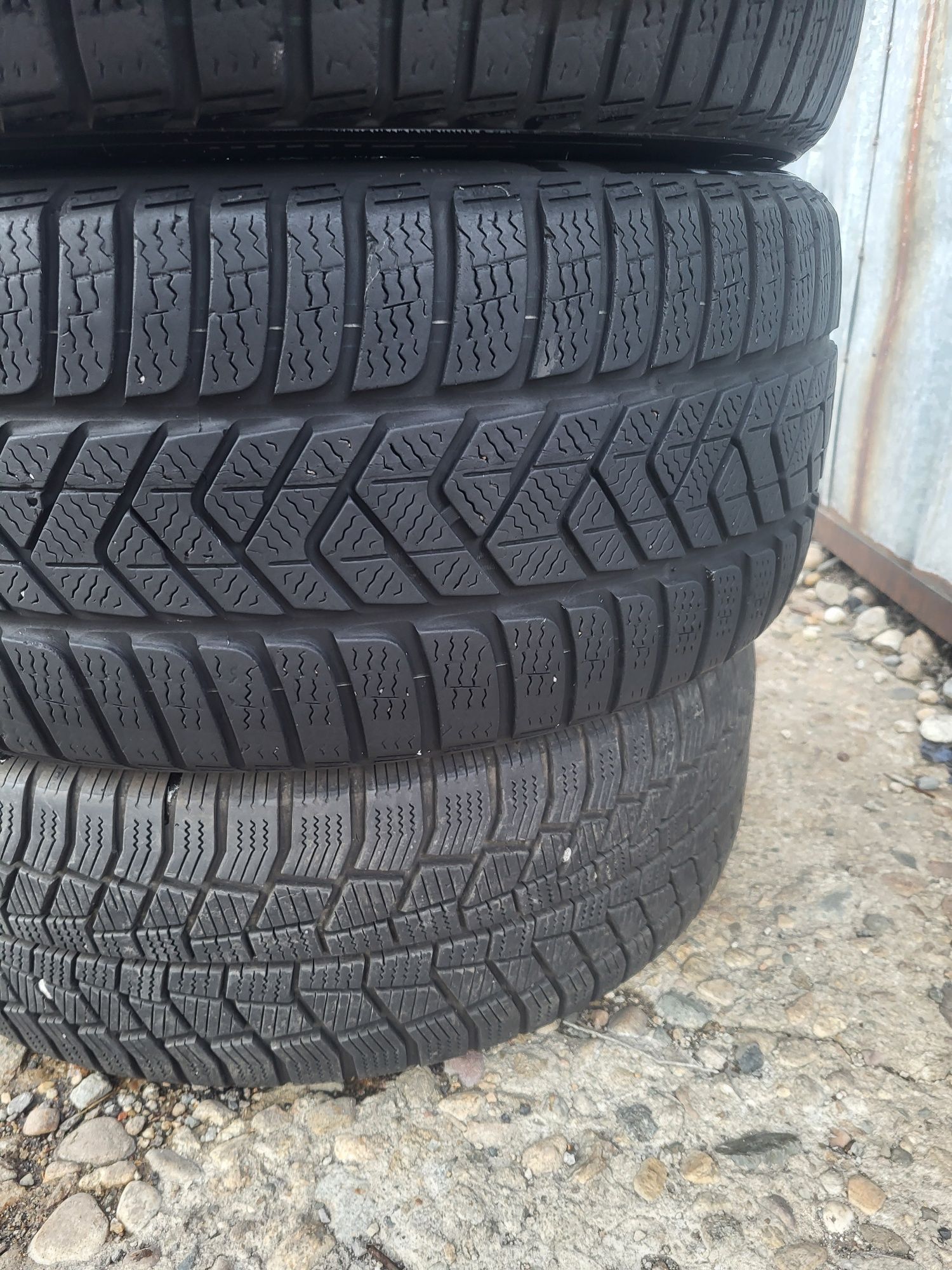 2бр. 245 40 18 Pirelli зимни.