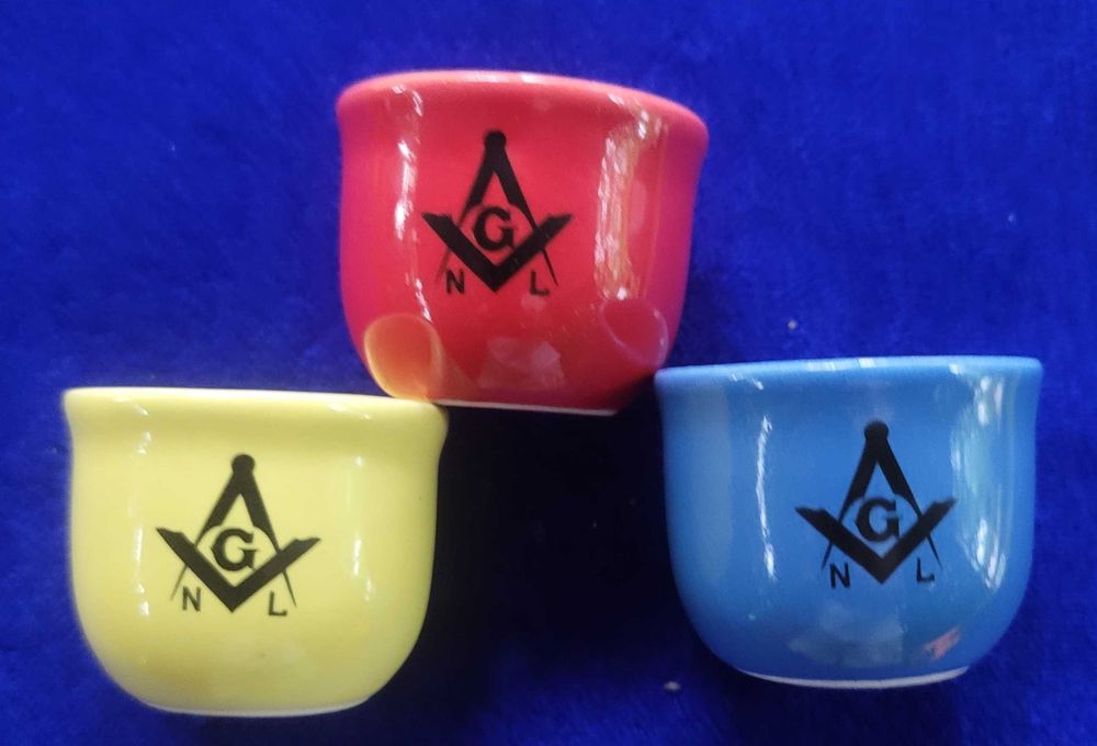 Set de 3 paharele ceramica cu inscriptie masonica.